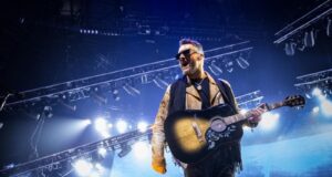 Eric Church and Epiphone Reveal the Hummingbird Dark